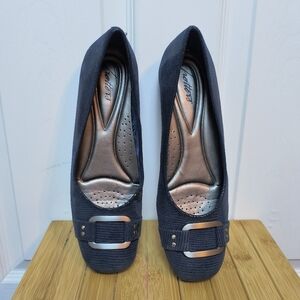 Trotters Women’s flat shoe size 9  sizzle navy blue snake metal buckle